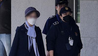 南韓總統尹錫悅岳母「獲假釋出獄」 不發一語快步上車