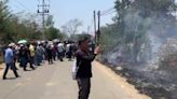 Con machetes, palos y piedras, desalojan a maestros del aeropuerto de Oaxaca