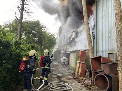 宜蘭三星鄉工廠2樓全面燃燒 濃煙竄天