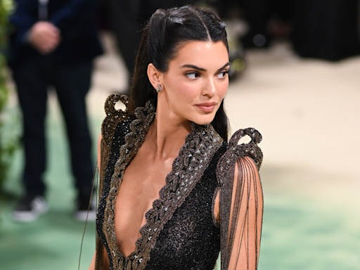 Kendall Jenner en bikini ficelle, elle affiche son corps de bombe et incarne la dolce vita