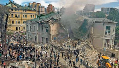 Rescuers make last-ditch effort at Kyiv hospital