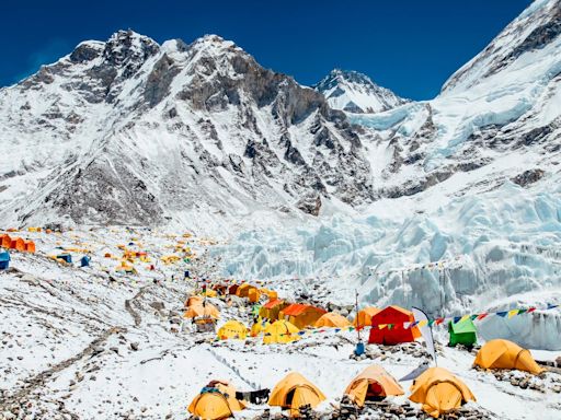 Tourists filmed getting into brawl for ‘best selfie spot’ on Mount Everest