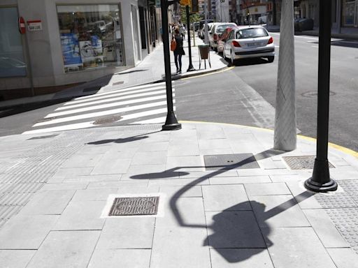 Retiene a su pareja y a su hijo de tres años, al que tiró con fuerza del pelo, en su piso de Gijón