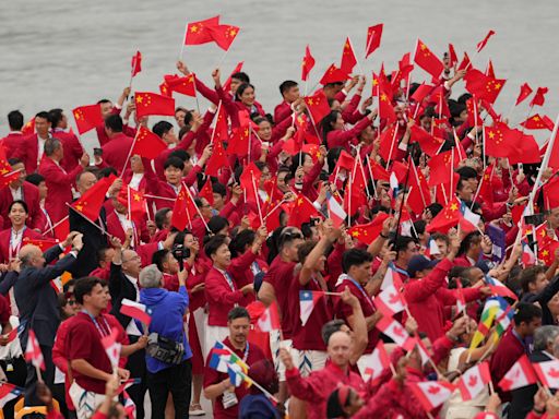 巴黎奧運開幕！陸代表團「紅白色調」亮相 桌球馬龍、水上芭蕾馮雨掌旗