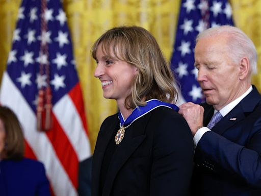 Biden entrega 19 medallas de la Libertad