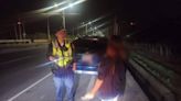 女子暗夜返家車拋錨 臺西警助救援