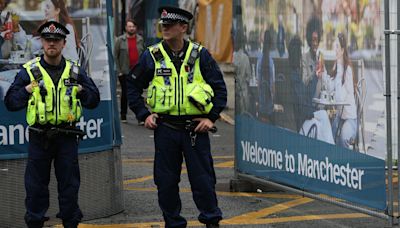 Suspenden a un policía de Mánchester tras patear la cabeza de un detenido en el aeropuerto