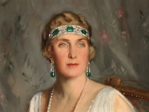55 años sin la reina Victoria Eugenia: el brazalete de Cartier con el que Leonor no se podrá montar una tiara