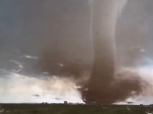 Dramatic tornado video shows storm chaser saving Texas family