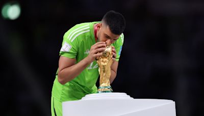 Marseille complete signing of Ajax goalkeeper Gerónimo Rulli