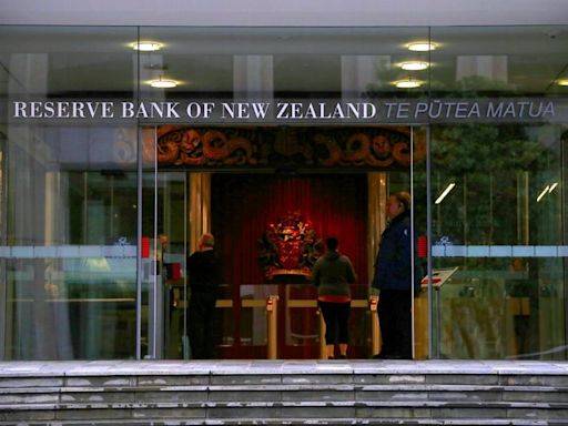 New Zealand central bank maintains cash rate, signals potential for future easing