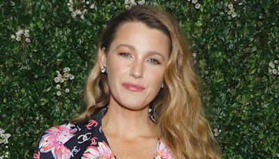 Blake Lively ose un chemisier transparent dévoilant son soutien-gorge, un look chic et sexy à tomber