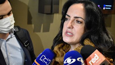 “No podemos seguir con esta ‘dialoguitis’”: María Fernanda Cabal ‘estalló’ por aparición de bandera del ELN en Medellín