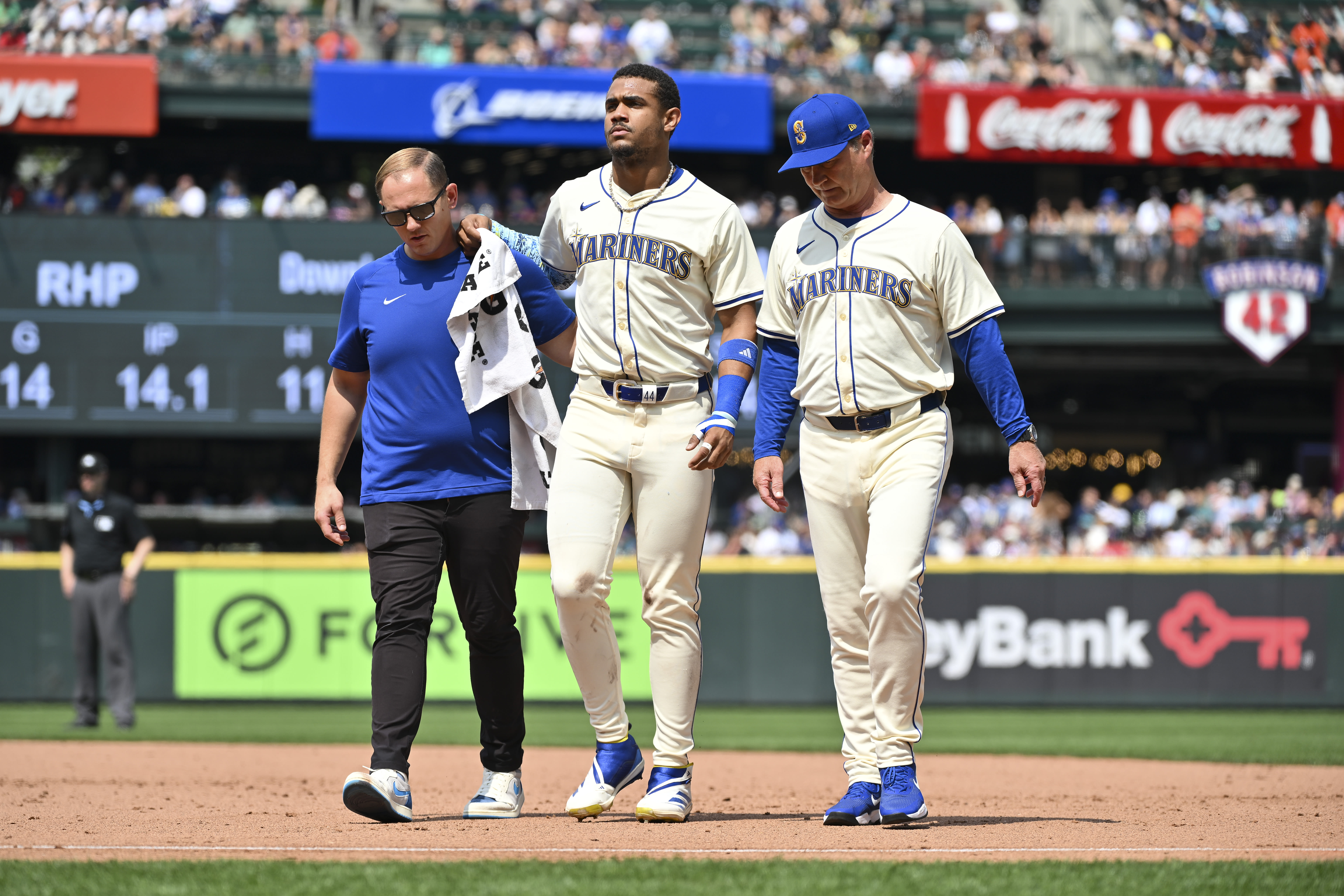 Mariners star Julio Rodríguez leaves win over Astros due to ankle injury after crashing into outfield wall