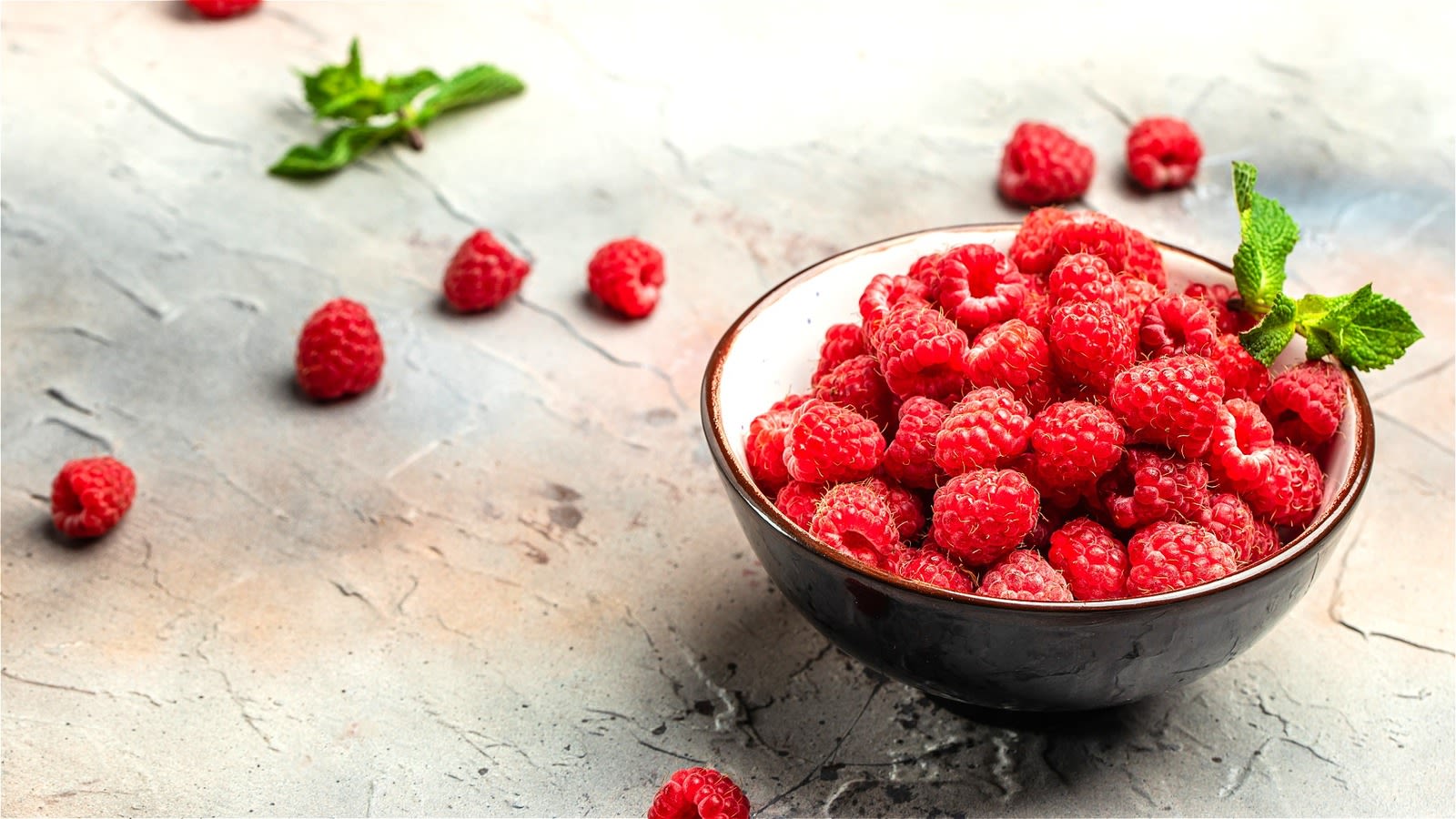 The Storage Mistake That's Turning Your Raspberries Into A Mushy Mess