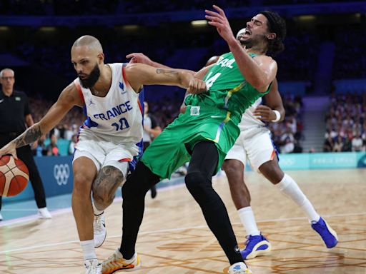 Brasil perde de virada para a França na estreia masculina no basquete