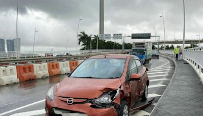 私家車西灣橋失控 掃毀多個水馬