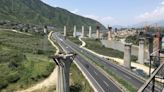 La 'escalera al cielo' de China, una carretera impresionante con 270 viaductos y 25 túneles