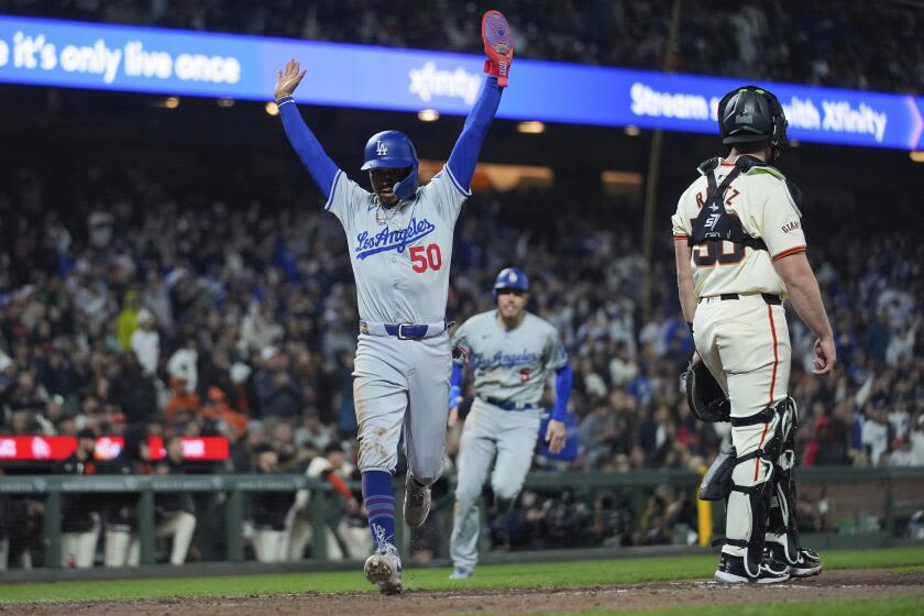 Topsy-turvy game ends with Dodgers beating Giants in extra innings