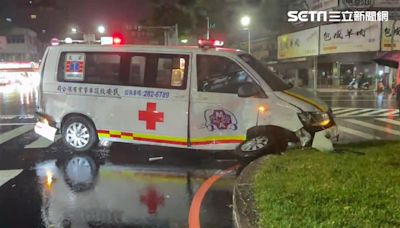 與多元計程車對撞⋯台南民間救護車衝分隔島！原本1人送醫變5人進醫院