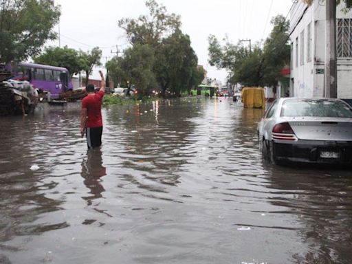 Fuertes lluvias provocan deslaves e inundaciones en Edomex