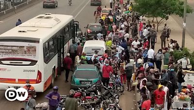 Taxistas angolanos admitem paralisar serviços – DW – 15/05/2024