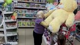 VIDEO: Joven cambia el precio a peluche gigante... para que abuelita se lo regalara a su nieta