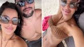 De biquíni fio-dental de crochê, Ivy Moraes surge agarradinha com Arthur Picoli na praia