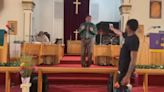 El momento en el que un pastor se salvó milagrosamente de morir en un ataque armado en su iglesia