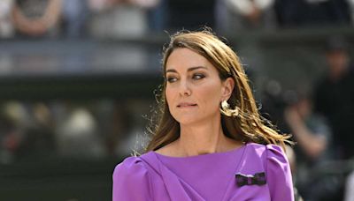 Kate Middleton choisit une robe violette pour son apparition, découvrez la signification qui se cache derrière sa tenue