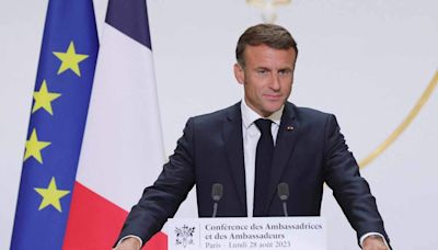 Europa deve pensar na própria 'defesa e segurança' frente à ameaça russa, diz Macron