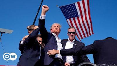Photo of bloodied, defiant Trump takes on patriotic meaning – DW – 07/14/2024
