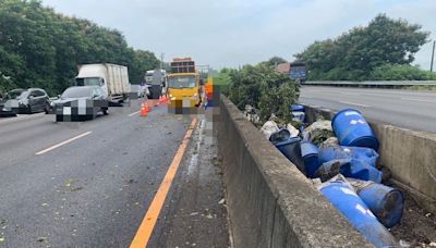 貨車司機恍神撞護欄！氫氧化鉀桶掉落還外洩 國1民雄段北上車道封閉中｜壹蘋新聞網