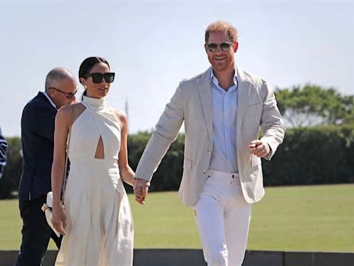 Harry y Meghan reaparecen con un beso de película ajenos a la crisis de la casa real británica: "¡Bien hecho a todos!"