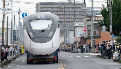 台鐵列車「現身日本街頭」吸萬人夾道圍觀！ 台灣網友驚呼：人潮也太多