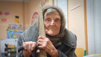 烏克蘭98歲老婦「拄拐杖穿拖鞋」走10公里 只為離開俄國占領區