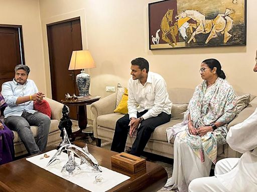 West Bengal CM Mamata Banerjee meets Sharad Pawar, Uddhav Thackeray during Mumbai visit