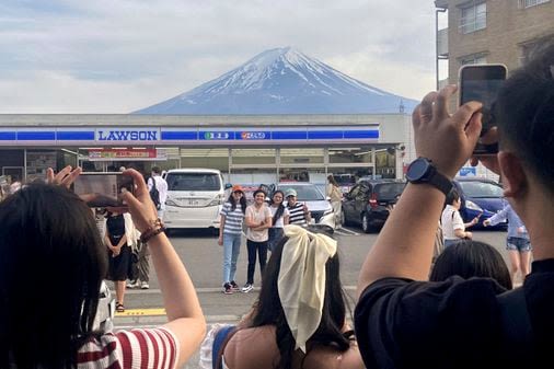 To fend off tourists, a town in Japan is building a big screen blocking the view of Mount Fuji - The Boston Globe