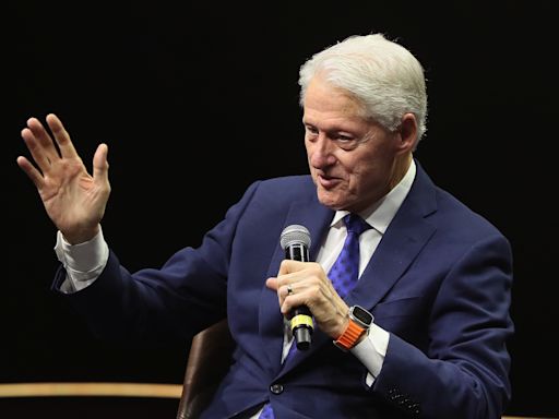 Bill Clinton dice en México que la IA le “preocupa” y le da “esperanza” al mismo tiempo