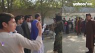 阿富汗人開放護照申請民眾擠爆 塔利班舉槍威嚇維持秩序