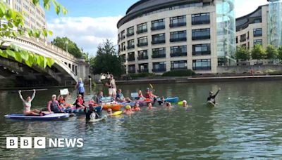 Thames Water: Anti-sewage campaigners lead river paddle protest