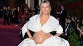 La actriz Sienna Miller se rebela ante quienes la juzgan por ser madre a los 41 y tener una pareja 14 años más joven que ella