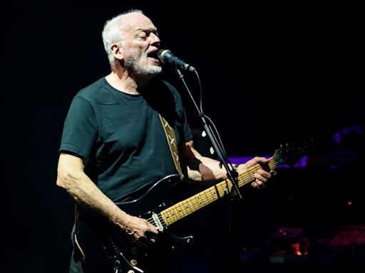 David Gilmour’s Final ‘Comfortably Numb’? Watch the Pink Floyd Icon Play ‘The Wall’ Classic in 2016