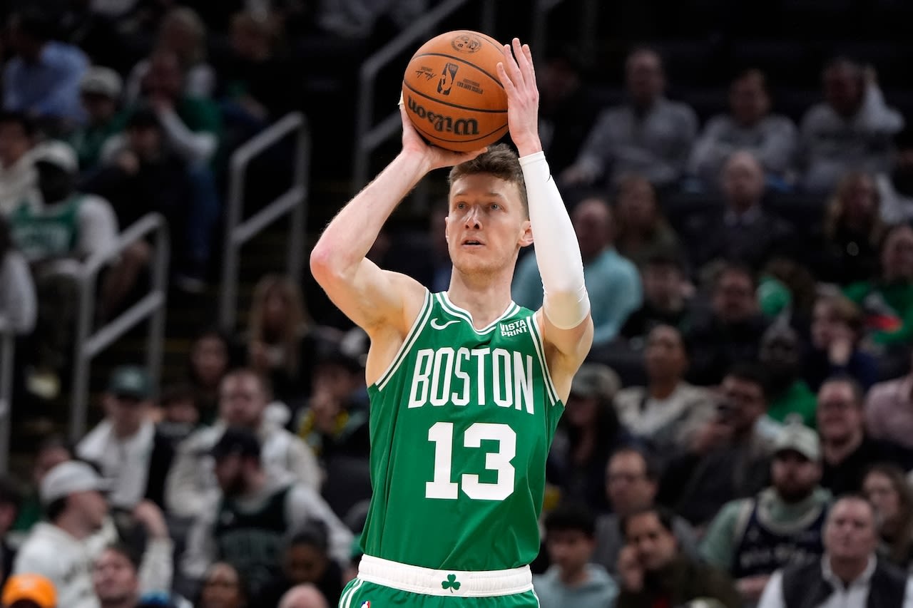 Celtics agree to two-way deal with versatile forward