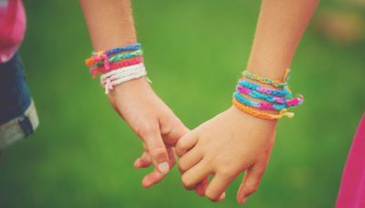 Friendship Bracelets May Be Everywhere, But It's '90s Kids Who Have The Best Memories Of Them