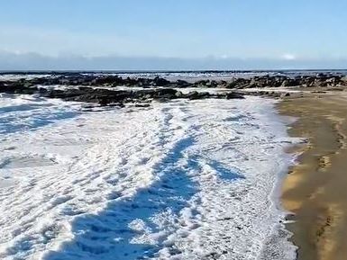 Las temperaturas extremas congelaron las olas del mar en Tierra del Fuego