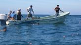 Rescatan a pescadores tras naufragar por turbonada en Yucatán