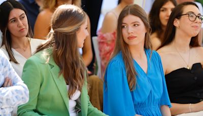 La princesa Leonor, junto a la infanta Sofía, conoce a los jóvenes que desarrollan su talento en la Fundación Princesa de Girona