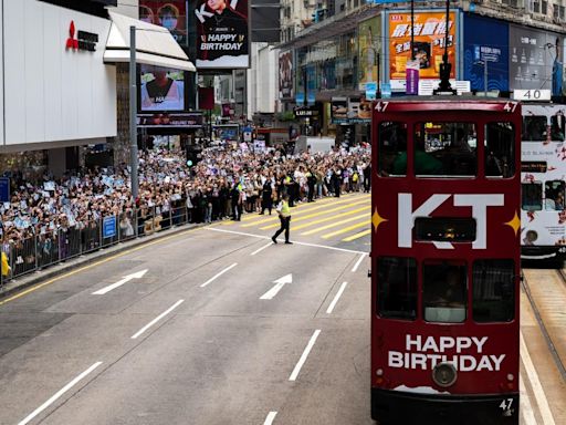 姜濤生日｜姜糖齊集銅鑼灣 「姜濤號」出巡供市民免費搭電車 (多圖) | am730