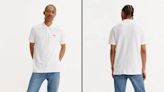 El polo blanco que arrasa en Amazon es de Levi’s y acabamos de ficharlo a mitad de precio